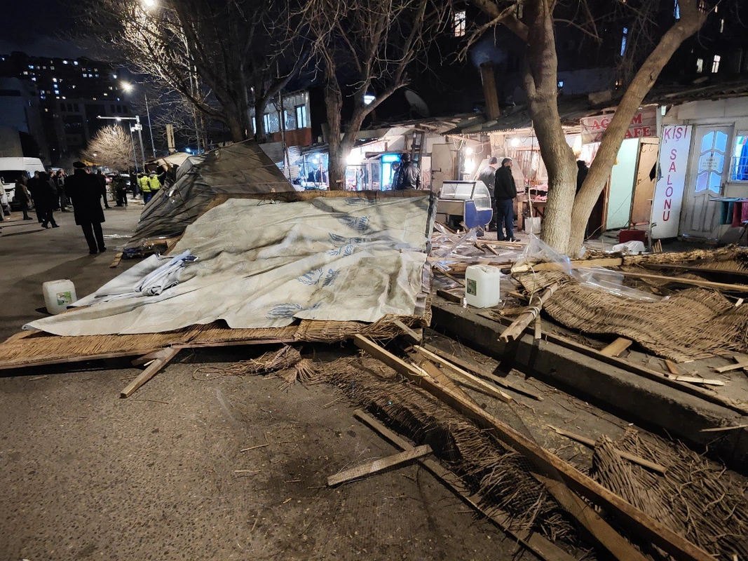 Bakıda “Ətçilər” kimi tanınan ərazidə yerləşən kafelər və mağazalar sökülür